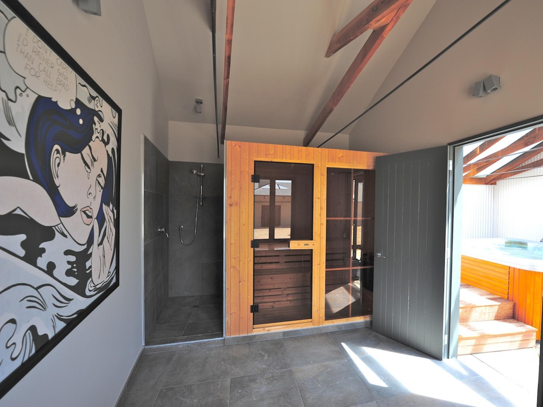 Windhover Suites Tasman Exterior photo