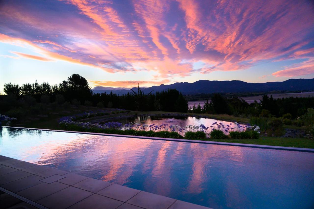 Windhover Suites Tasman Exterior photo
